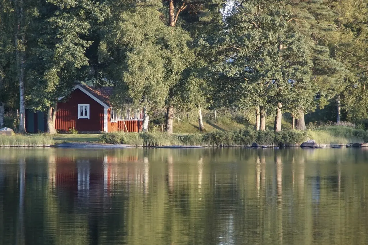 The Swedish name for the red color of the painted houses in Dalarna and of at least half of all houses in Sweden is 'faluröd'.