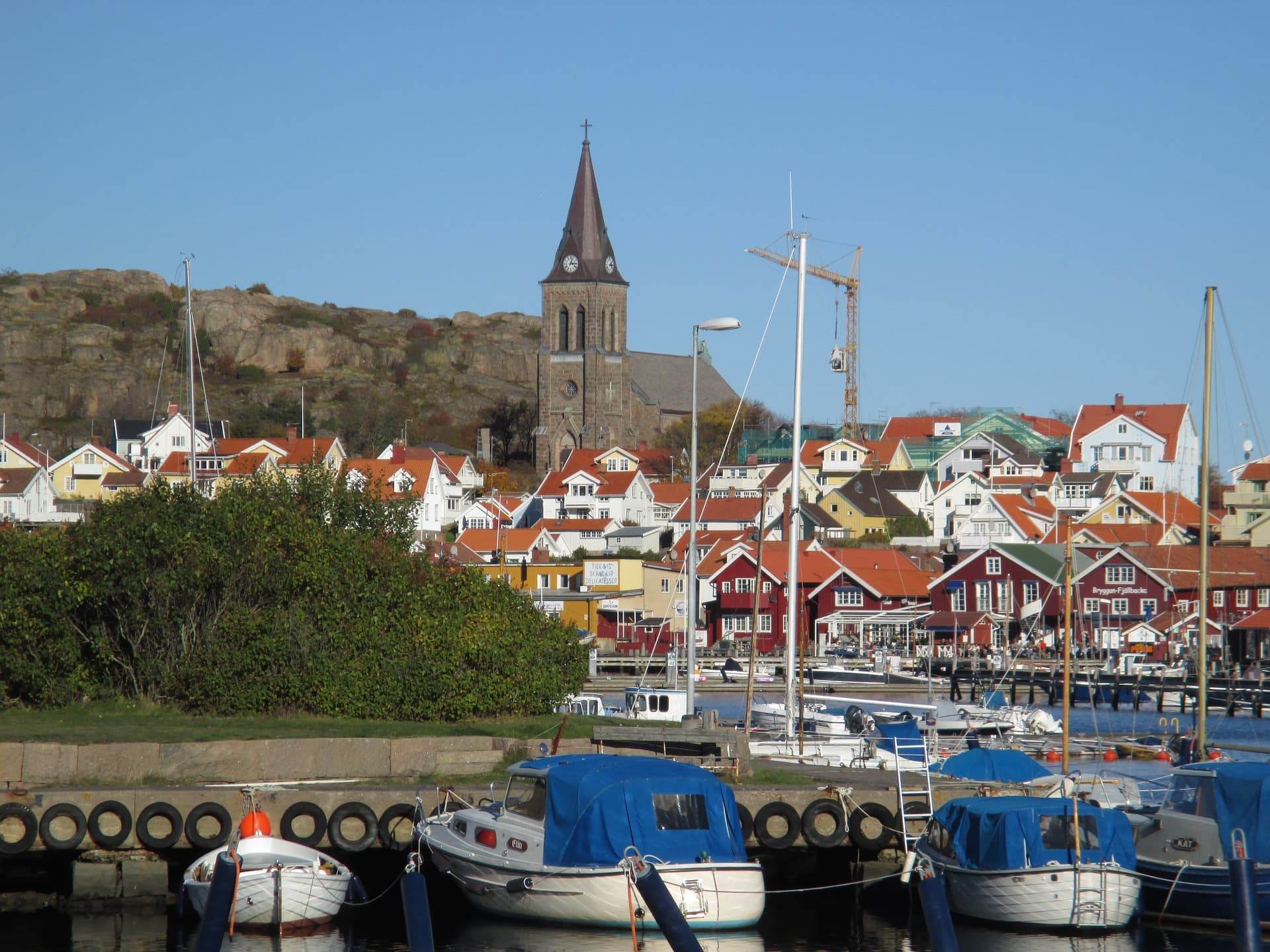 Walk through the Kungsklyftan gorge and take the wooden stairs that will take you all the way to the top of Mount Vetteberget. A fantastic view of Fjällbacka, the shaving coast and the interior awaits you there.