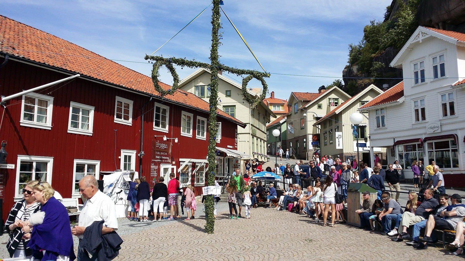 The view of the old part of the fishing village is characterized by the colorful wooden houses, the noise of the lively harbor and the 74 meter high, impressive and steep mountain Vetteberget.