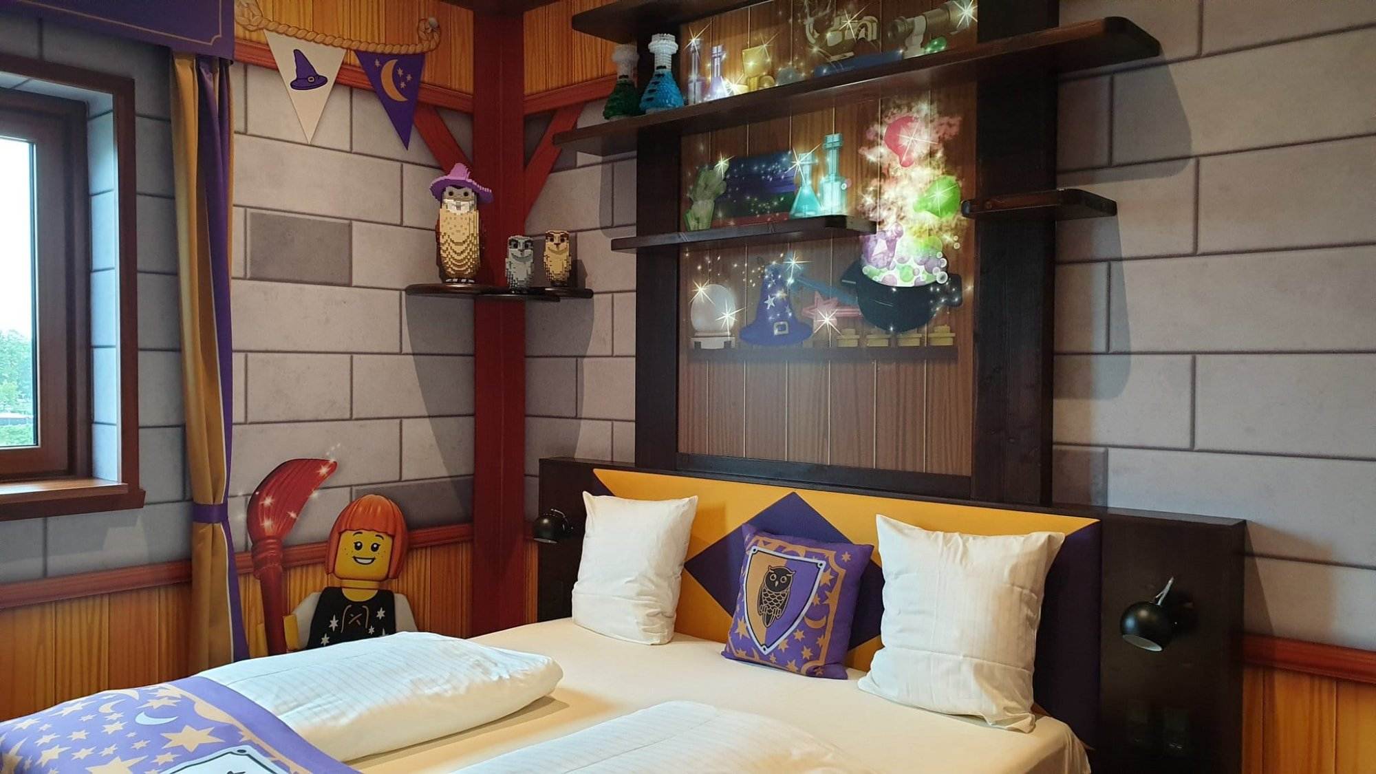 The theme rooms are nicely decorated with Lego buildings! Lego monkeys swing through the Pirate Room and there are parrots in the Adventure rooms.