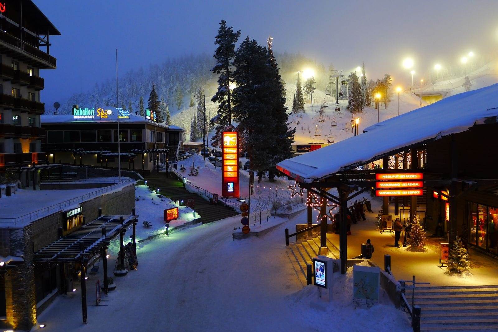 All this in the lively, car-free winter sports resort of Ruka. There are a number of good après-ski bars, night clubs and culinary restaurants with Finnish and international specialties.