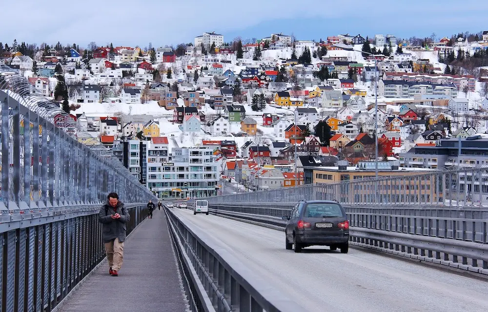 The location of Tromsø is not only ideal for seeing the northern lights, the city offers many more possibilities for nice excursions. Both on land and at sea.